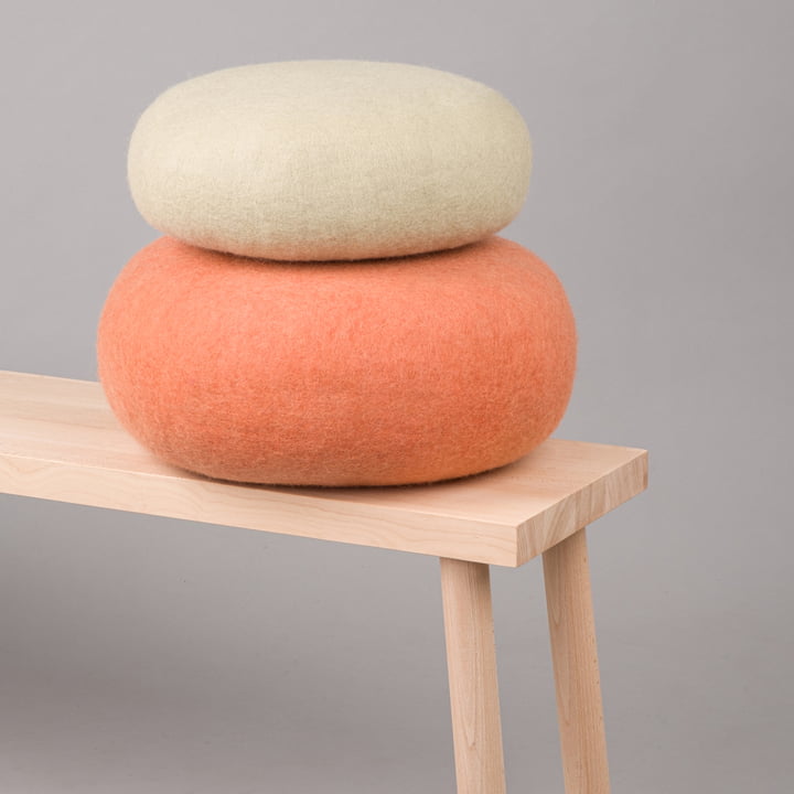 Lutz + Lea Pouf van myfelt in groen beige / zalm (set van 2)