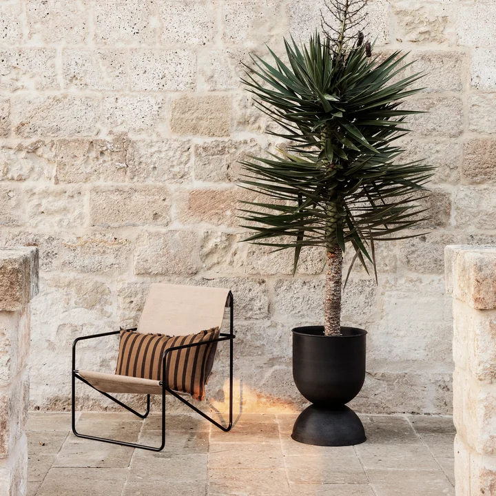 Hourglass Bloempot en woestijnstoel van Ferm Living