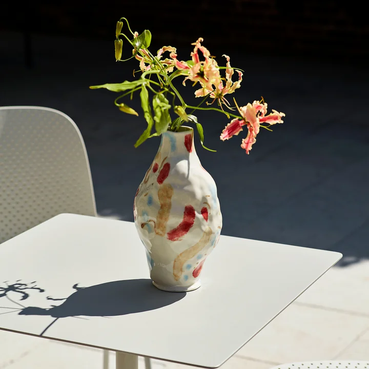 Jessica Hans vaas, Ø 15 x H 27 cm, miro van HAY op tafel