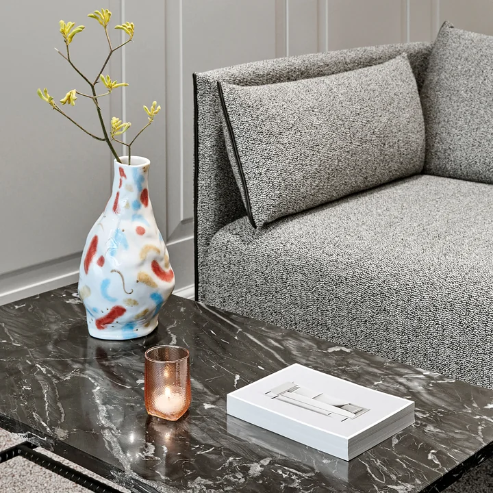 Jessica Hans vaas, Ø 15 x H 27 cm, miro van HAY op de salontafel