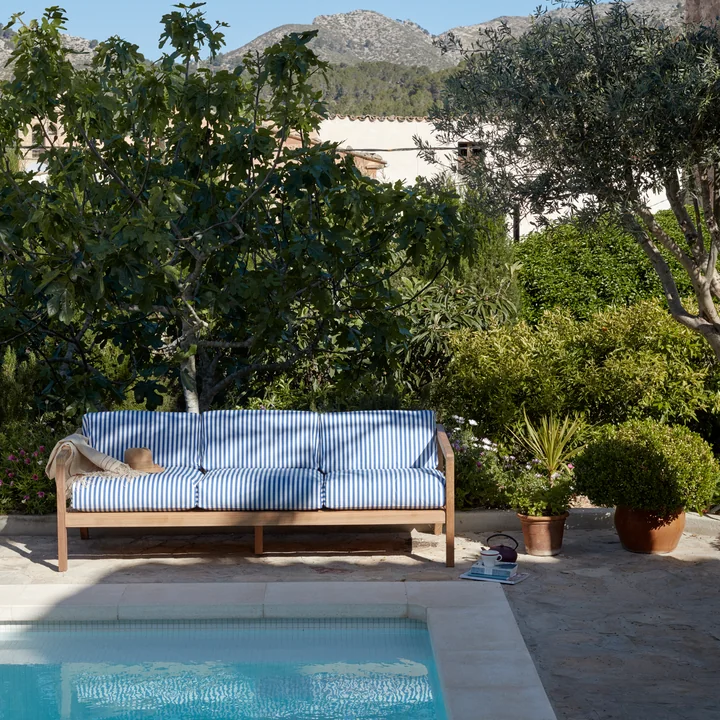 Virkelyst 3-zitsbank van Skagerak in teak/zeeblauwe strepen (Limited Edition)