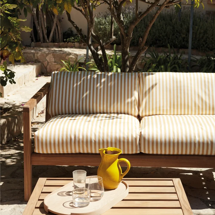 Virkelyst Sofa 2-zits van Skagerak in teak / goudgeel (Limited Edition)