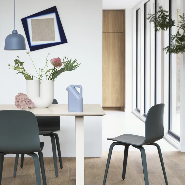 Muuto Kink Vaas met bloemen op eettafel