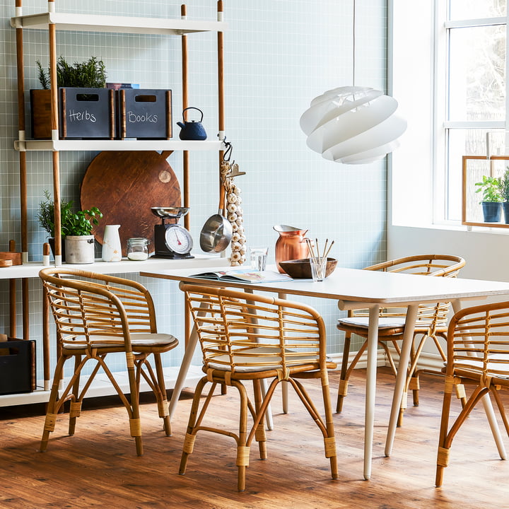 Blend fauteuil binnen, natuurlijk van Cane-line aan de eettafel