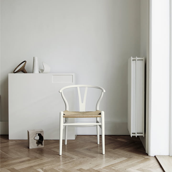 CH24 Wishbone Chair van Carl Hansen in soft white / vlechtwerk naturel