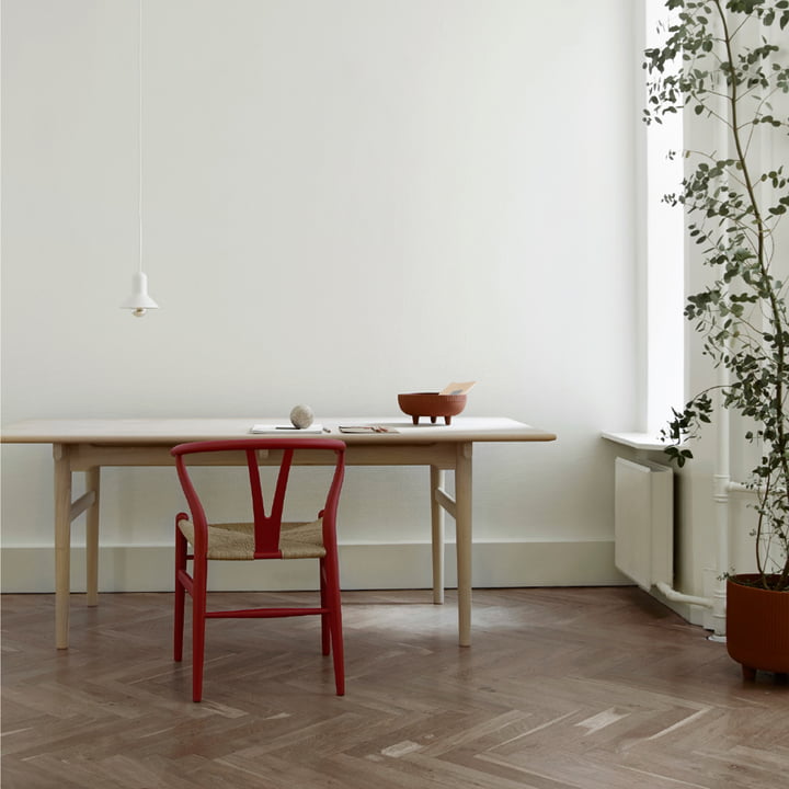 CH24 Wishbone Chair van Carl Hansen in soft red / vlechtwerk naturel