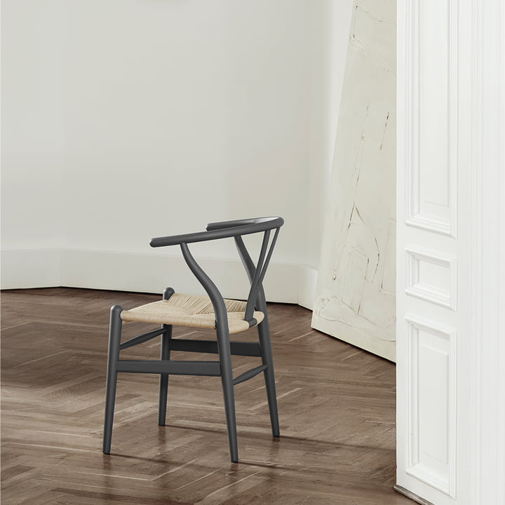 CH24 Wishbone Chair van Carl Hansen in soft grey / vlechtwerk naturel