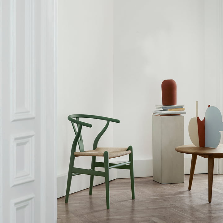 CH24 Wishbone Chair van Carl Hansen in soft green / vlechtwerk naturel