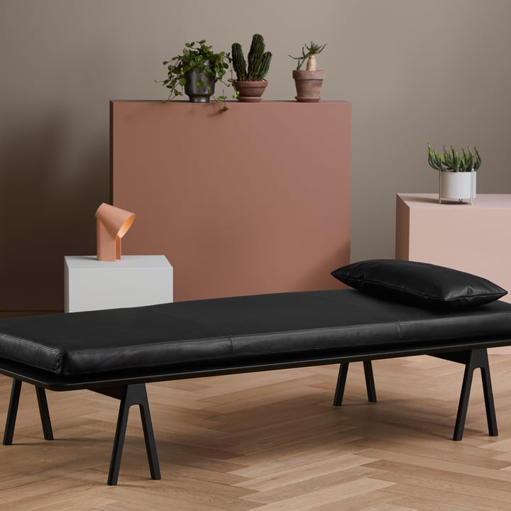 Level Daybed en kussen van Woud in zwart