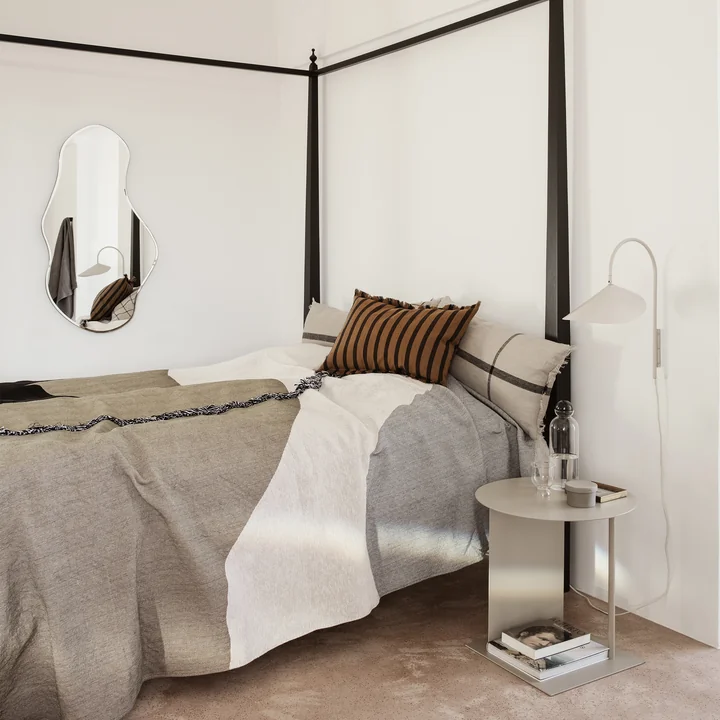Calm Vista sprei, True kussen, kussen en Arum wandlamp van Ferm Living