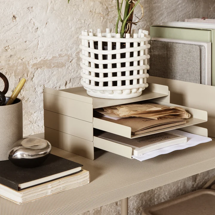 Sculptuur, keramische mand en 2 x 2 organisers van Ferm Living