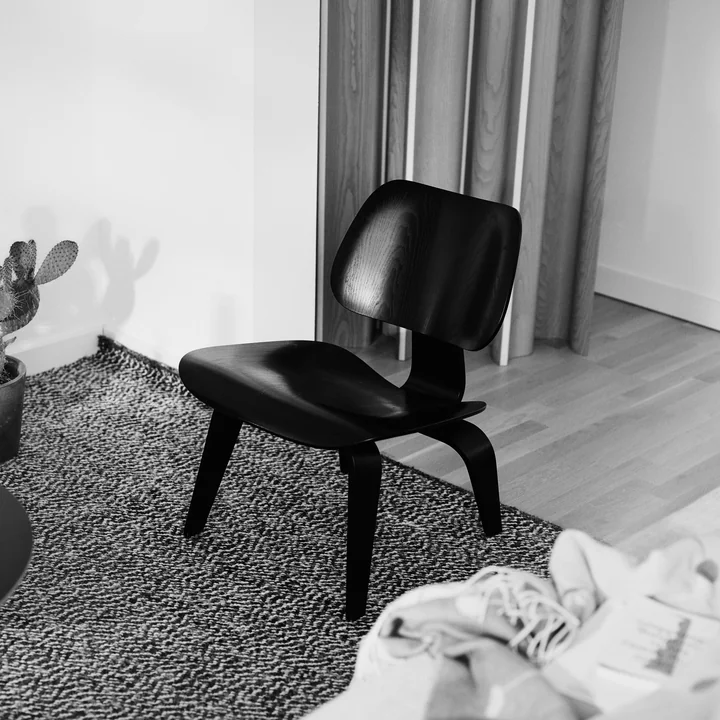 Vitra - Plywood Group LCW, zwart