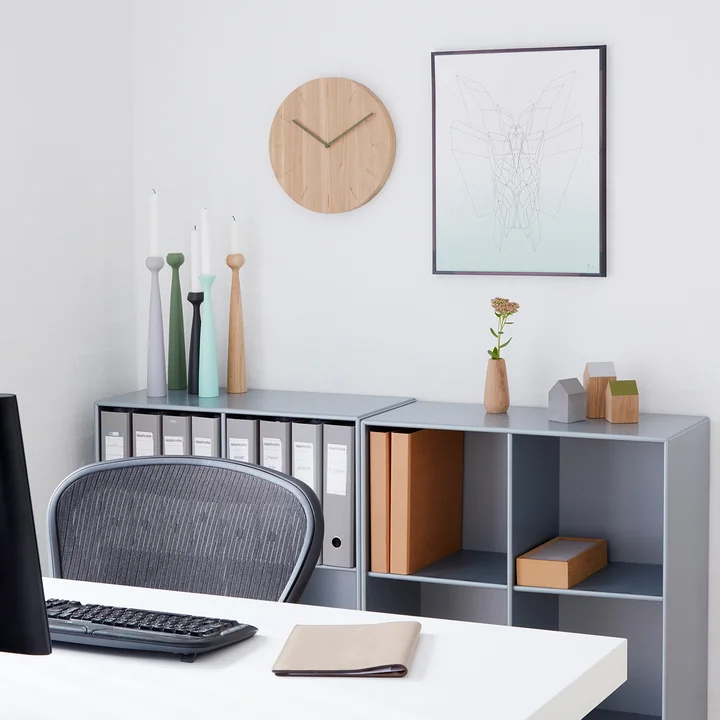 Bloesem kandelaar van applicata op het dressoir