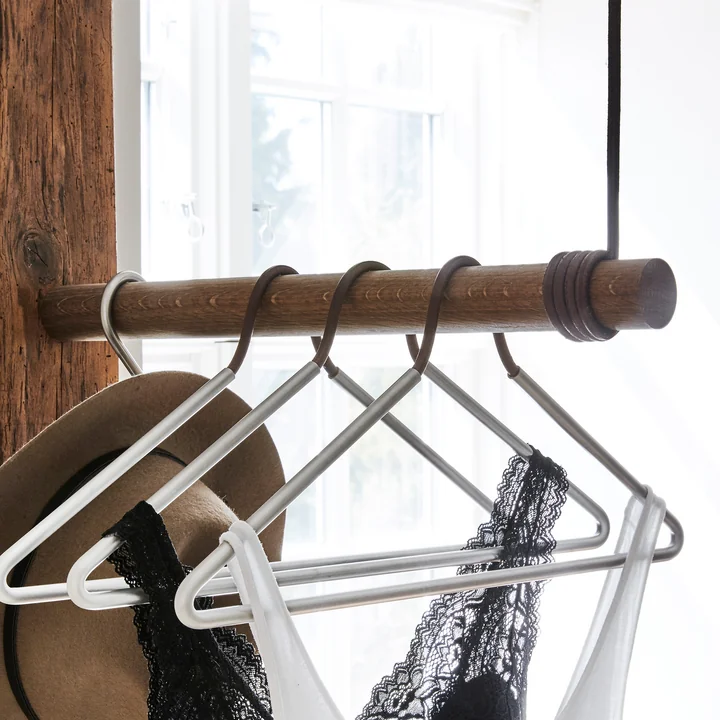 Wall Swing Wandkapstok 50 cm, gerookt eiken / bruin leer by Lind DNA