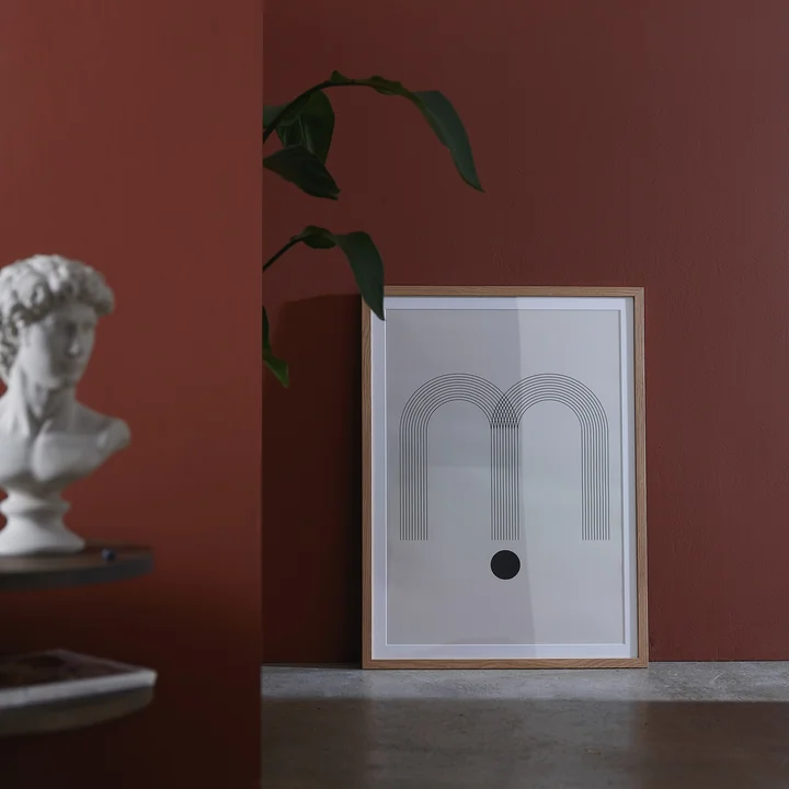 Groot eikenhouten frame met eenvoudige grafische poster