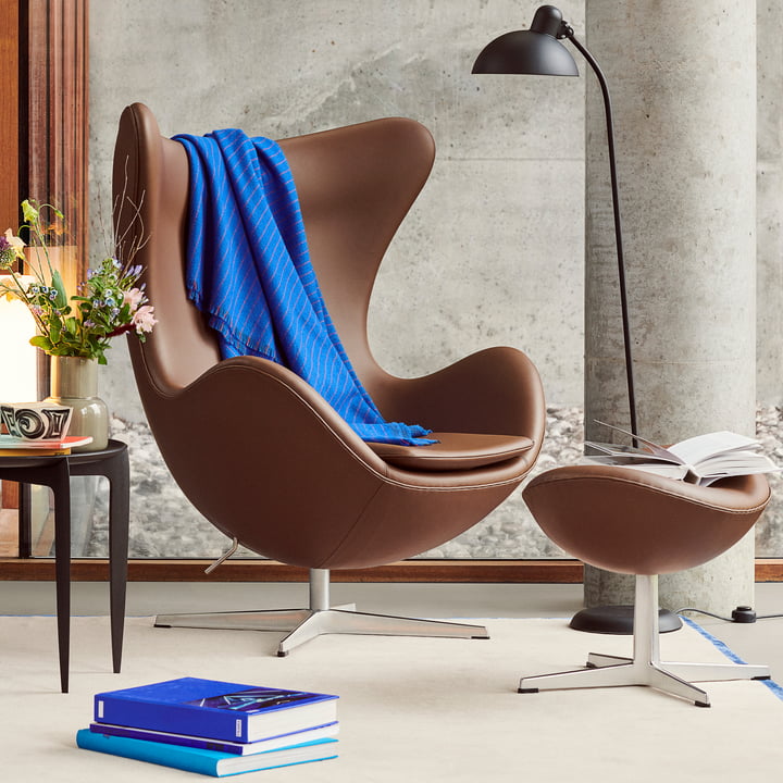 Egg Chair en poef van Fritz Hansen in chroom / Spectrum leer roestbruin (speciale editie)