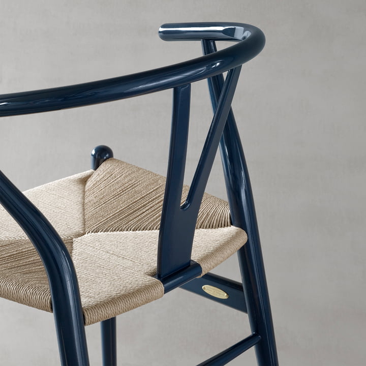 CH24 Wishbone Chair van Carl Hansen in Beuken Glossy Navy Blue / Natural Wicker (Limited Birthday Edition)