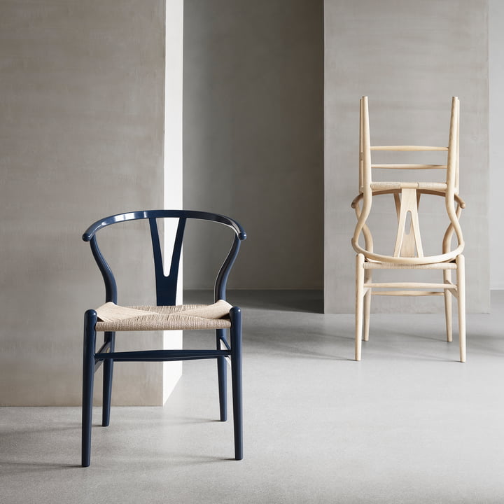 CH24 Wishbone Chair van Carl Hansen in Beuken Glossy Navy Blue / Natural Wicker (Limited Birthday Edition)