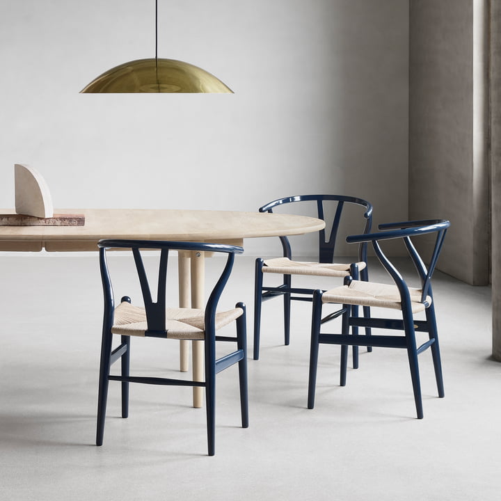 CH24 Wishbone Chair van Carl Hansen in Beuken Glossy Navy Blue / Natural Wicker (Limited Birthday Edition)