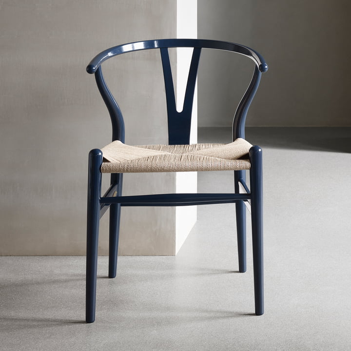 CH24 Wishbone Chair van Carl Hansen in Beuken Glossy Navy Blue / Natural Wicker (Limited Birthday Edition)