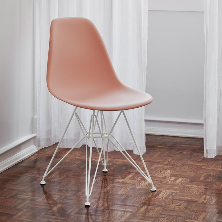 Eames Plastic Side Chair DSR van Vitra in wit / zacht roze (vilt glijdt wit)