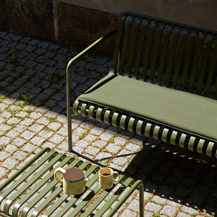 Palissade bank en voetenbank van HAY in olijfkleur