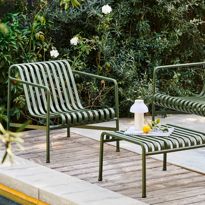 Palissade Ottoman en Palissade Lounge Chair Low van HAY in olijf