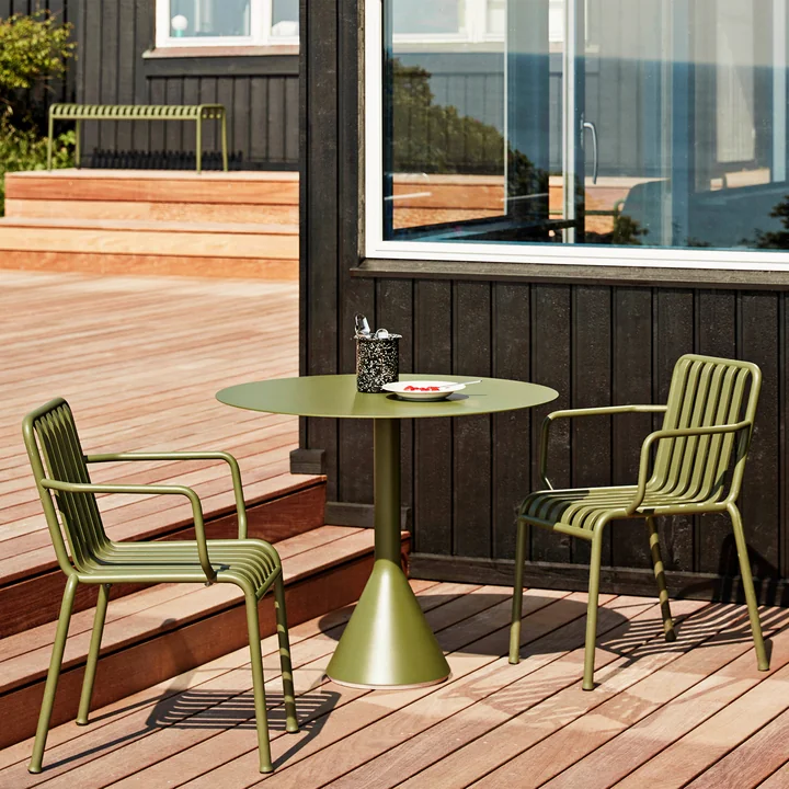 Palissade Fauteuil en Palissade Cone tafel van HAY in olijfgroen