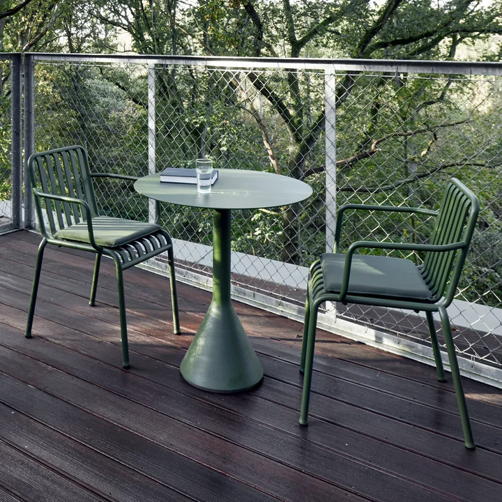 Palissade Fauteuil, Palissade Kegel bistrotafel en Palissade Zitkussen voor stoel en fauteuil van HAY