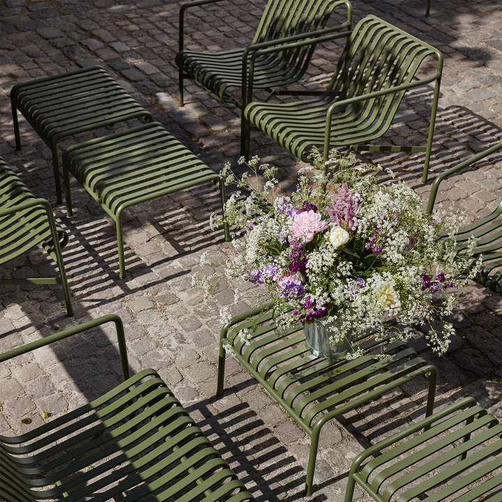 Palissade Ottoman en Palissade Lounge Chair Low van HAY in olijf