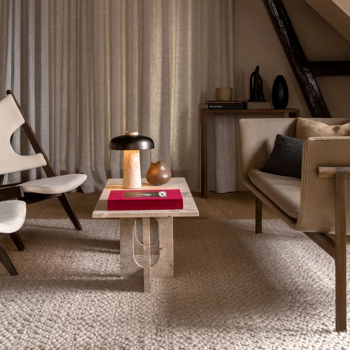 Audo De Androgyne loungetafel van als salontafel tussen de bank en loungestoelen in natuurlijke kleuren