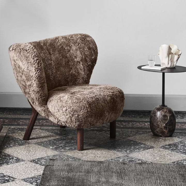 Little Petra VB1 Loungestoel van & Tradition in notelaar / schapenvacht Sahara