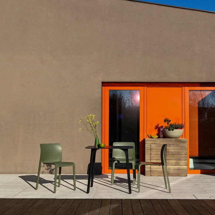 Chair First van Magis buitenaf