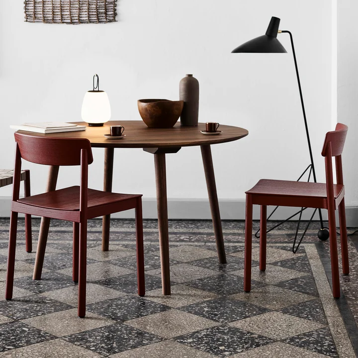 Betty TK2 Stoel, Lucca SC51 Draagbare Batterij-LED Buitenlamp en Tripod HM8 Vloerlamp by & tradition