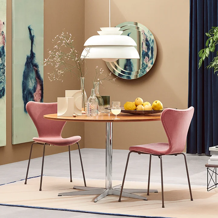 Serie 7 gestoffeerde stoel en Concert hanglamp van Fritz Hansen