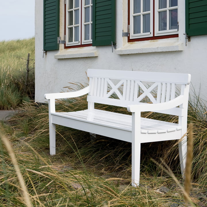 De Drachmann Bank van Skagerak buiten een wit huis