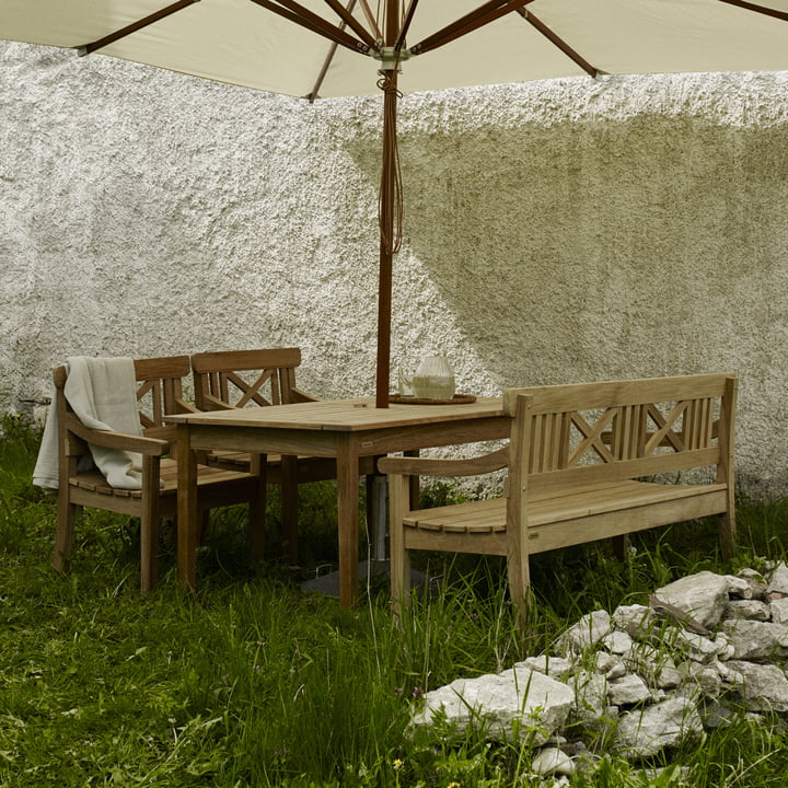 Twee Drachmann Banken van Skagerak en een tafel onder een grote parasol