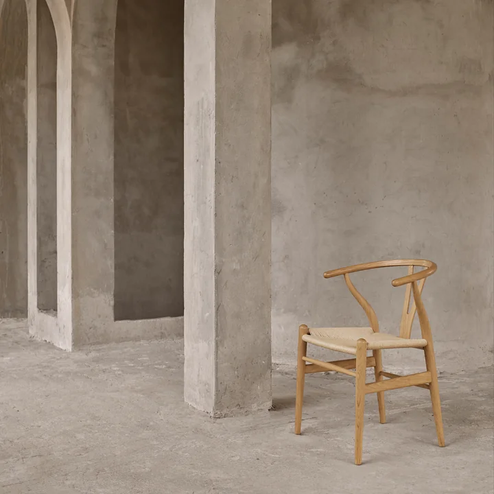 De CH24 Wishbone Chair van Carl Hansen met puristische vormen en natuurlijke kleuren