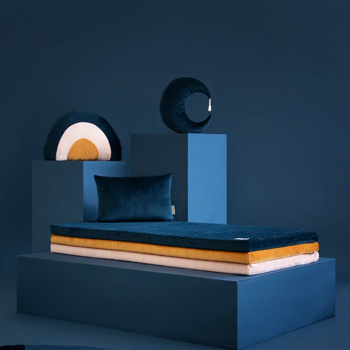 Zanzibar speelmatras, regenboog fluwelen kussen en Nobodinoz - Pierrot Moon fluwelen kussen van Nobodinoz