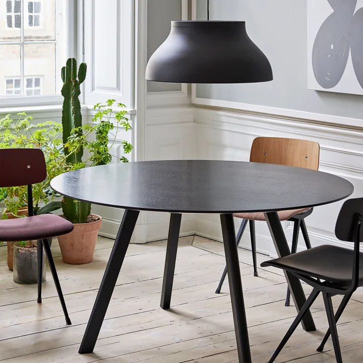 De Copenhague CPH25 tafel van HAY met een diameter van 140 cm in zwart