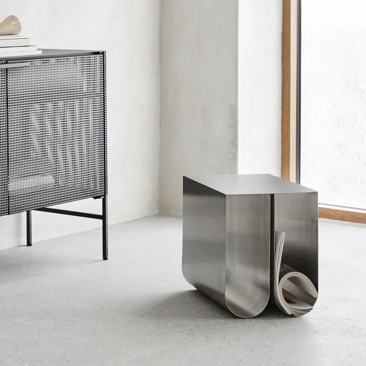 Curved bijzettafel van Kristina Dam Studio in roestvrij staal