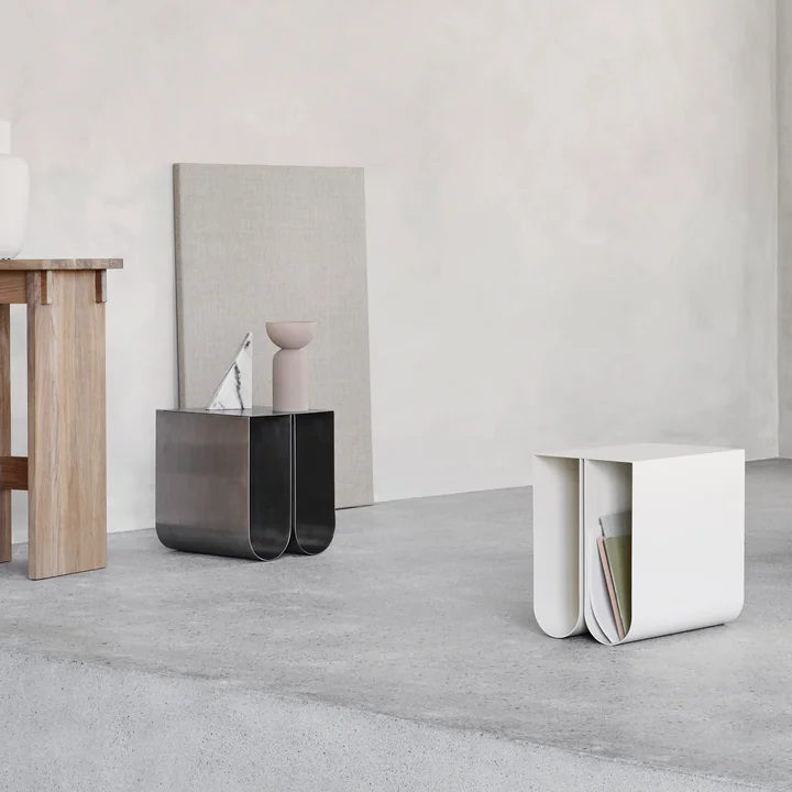 Curved bijzettafel van Kristina Dam Studio in beige en roestvrij staal