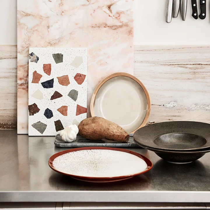 Marmeren dienblad en servies van HKliving