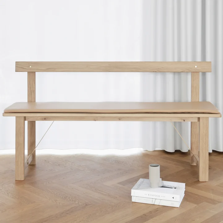 Position Bank 155, eiken wit gepigmenteerd met leren kussens van Form & Refine