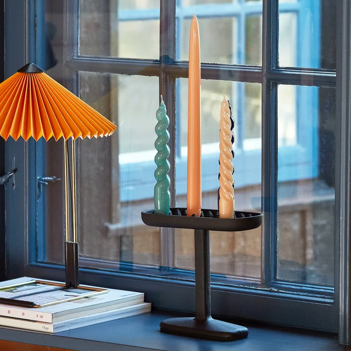 Spiral Staafkaarsen H 19 cm - Conische staafkaarsen H 33 cm - Fonte kandelaar van HAY.