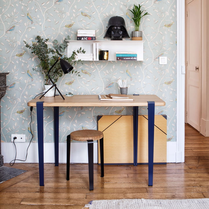 Het NOMA bureau, eiken, mineraalblauw van TipToe met de LOU kruk in een creatieve werkkamer.