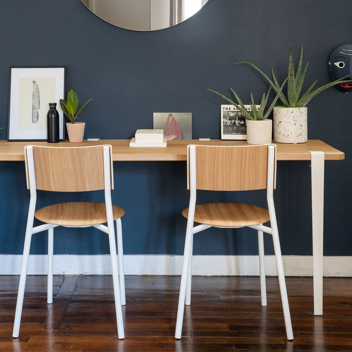 De SSD-stoel, eiken, TipToe van TipToe in tegenstelling tot donker behang in het woongedeelte