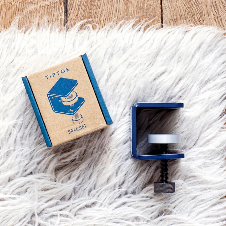 De muurbeugel voor tafelbladen, mineraalblauw, van TipToe in aanvulling op de materiaalbesparende verpakking