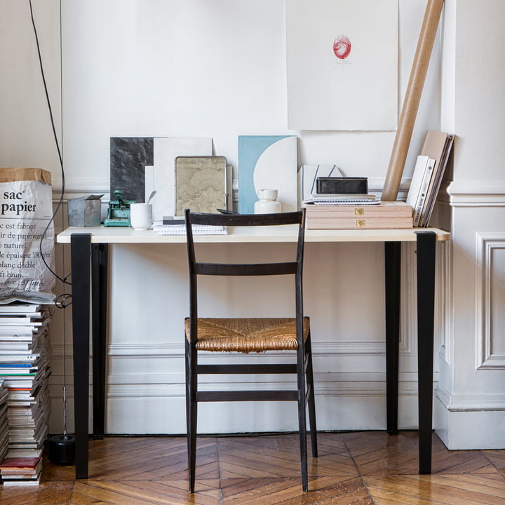 De tafel en bureaupoot H 75 cm, grafiet zwart van TipToe aan een werktafel in het atelier.