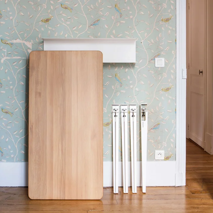 De tafel en bureaupoot H 75 cm, troebel wit, van TipToe naast een bijpassend houten blad ook van TipToe